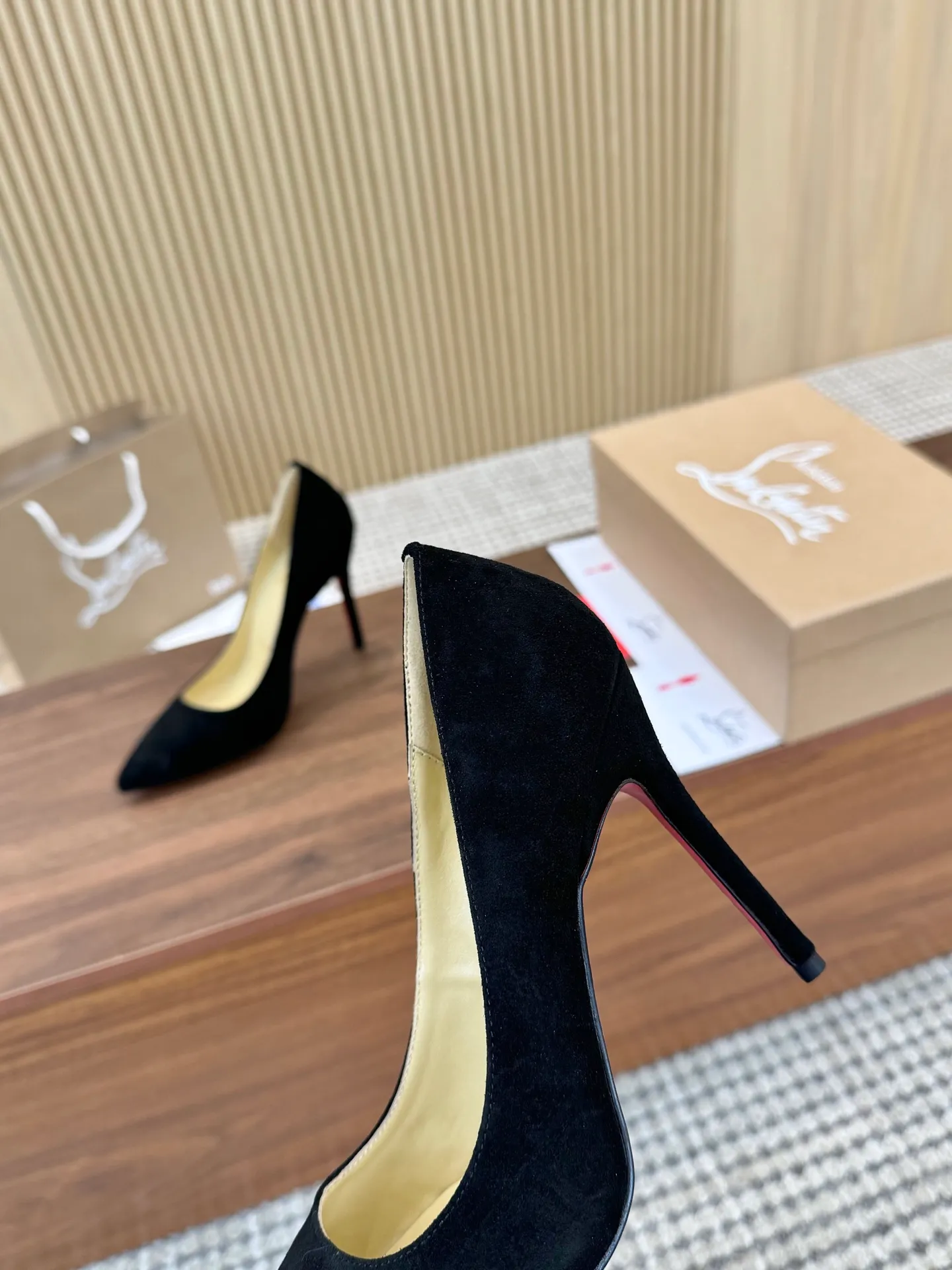 👟👟Ex-factory price 440👟👟 Genuine leather sole +40 Year-round shipment💝Christian Louboutin CL👠 Classic "Matte💎Cow Leather💎Series" noble and luxurious, real blingbling👟👟 Real materials, all customized by the pattern maker, and the materials are made of original customized materials to achieve the taste of the original 6 color options 💍 Upper: Imported 👉 cowhide 💪 Lining: Sheepskin foot pad/lining Size: 34-40.41.42 Heel height: 10.5cm and 8.5cm two options Leather sole Rubber sole